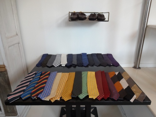Ceux qui aiment les cravates seront servis: le choix est énorme et chacune est produite par Drake pour le shop en édition très limitée.